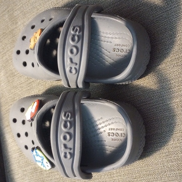 Toddler's Unisex Slate Grey Crocs Classic Clogs With Charms- Size C5 - Picture 3 of 8